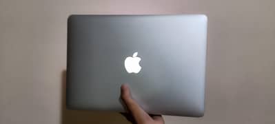 MACBOOK AIR
