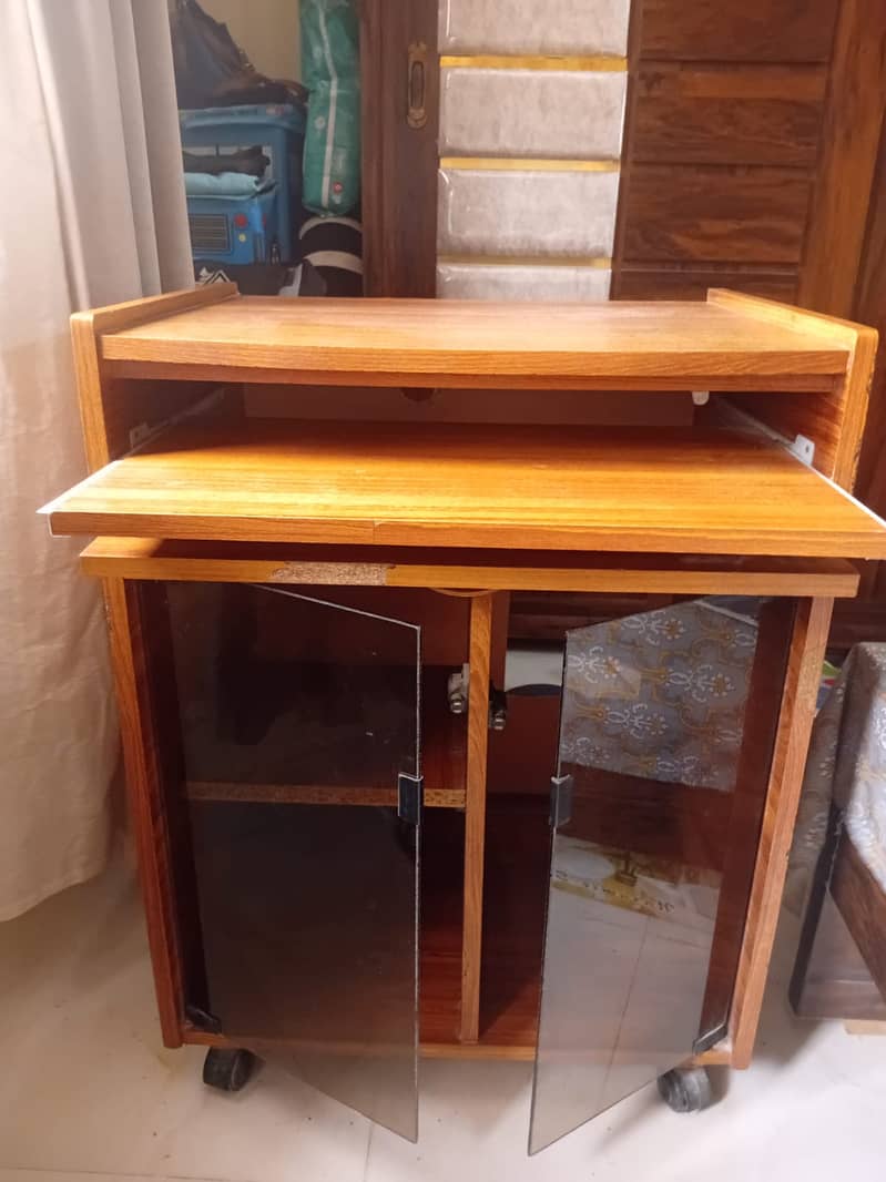 Desktop Computer Table 1