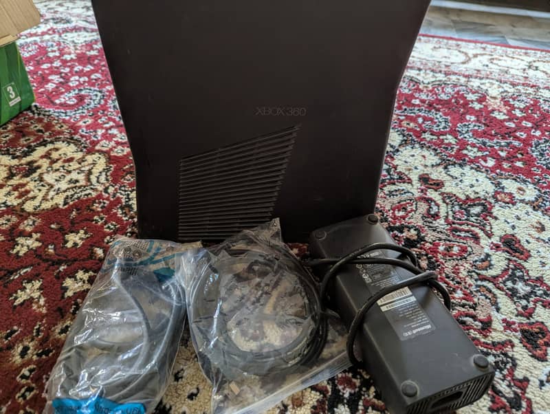 Xbox 360 with 2 controller,8 games in CD and many game in HDD 0