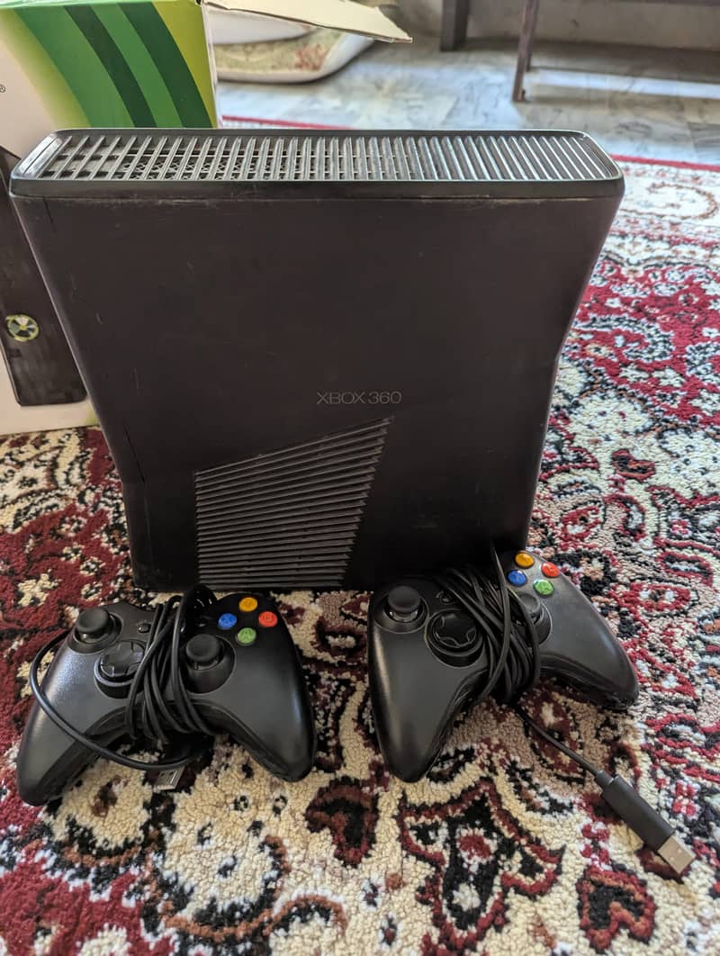 Xbox 360 with 2 controller,8 games in CD and many game in HDD 2