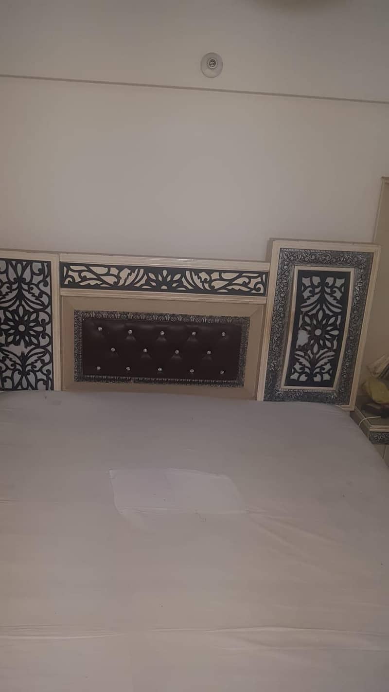 bed with two side table and resiing table 0