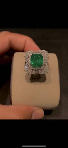 Natural Emerald & Diamonds Outstanding white gold Ring