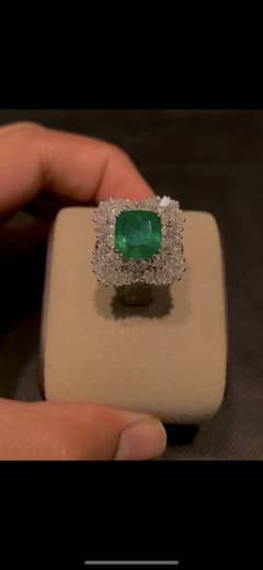 Natural Emerald & Diamonds Outstanding white gold Ring