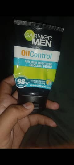 gariner face wash and oli control