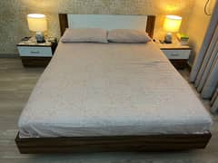 Complete Queen bed set