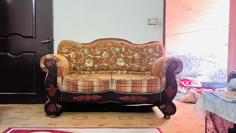making in strong structure sofa set in good condition, 1