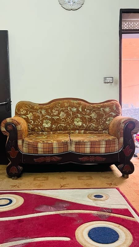 making in strong structure sofa set in good condition, 2