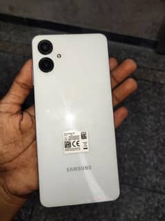 bilkul new mobile ha 11 month werrnty ma para ha 1 month use ha srif
