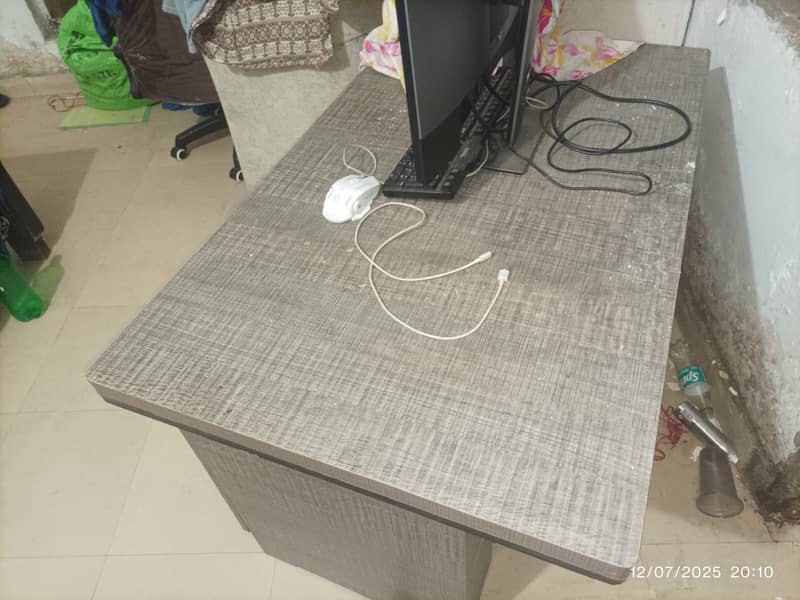 Office / Workstation table Neat condition | Computer Table 2