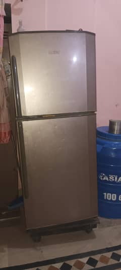 Hair Ka full size fridge andar se damaged hai For sale