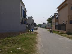 5 Marla Near 1625 A Facing Park (Dealer's Don't Call Us)