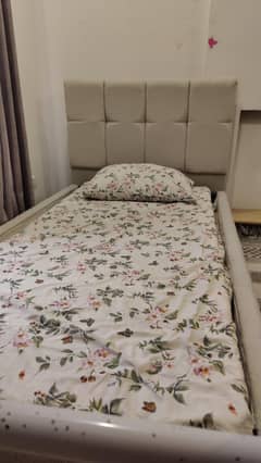 just like new bed wid round mirror  and use high quality bouclie fabri