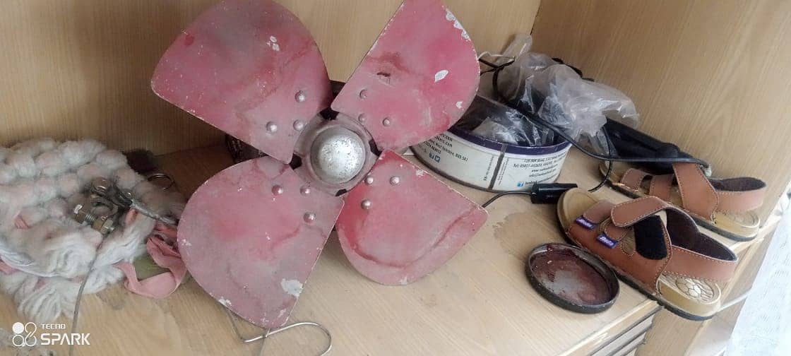 exhaust fan in good condition and working properly 2 month used 1