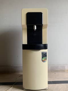 Homage water dispenser