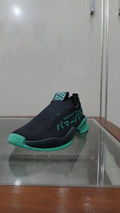 Ultra Soft slip-in sneakers for both men and women.