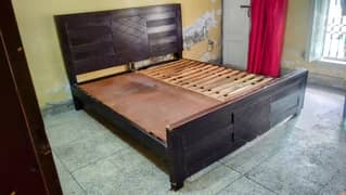 King size Bed 9/10 condition no damages Heavy wood frame