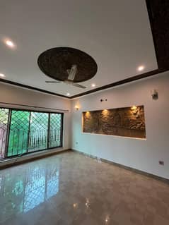 10 Marla House In Lahore Is Available For rent