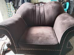 sofa 3 wala thoda sa damage ha