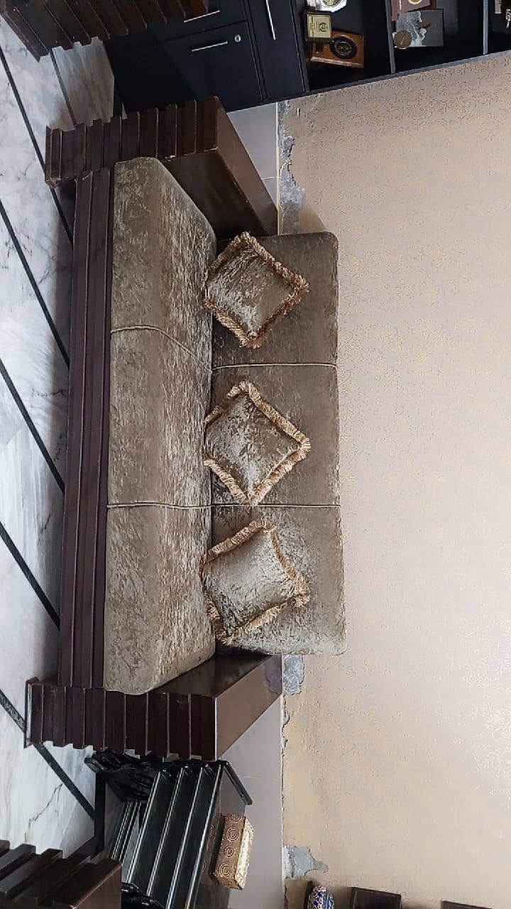 7 seater sofa with center table in good condition 3