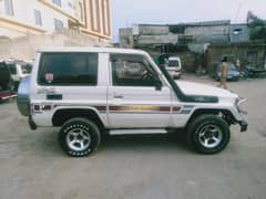 Toyota Land Cruiser jeep