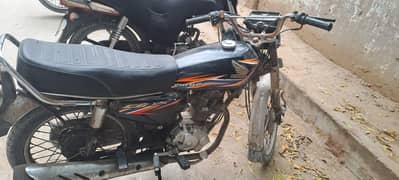 Honda 125 along 3 genuine tyre tube and 9 genuine oil bottles