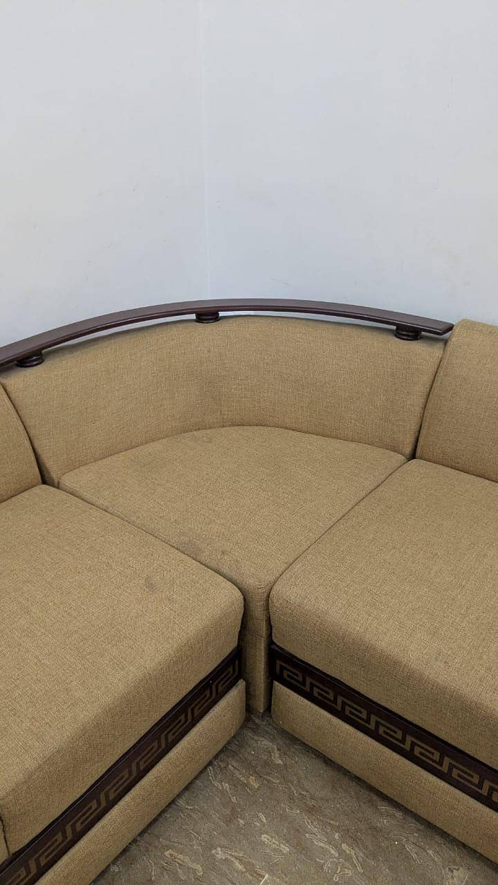 Sofa L Shape New Condition 10/10 With Table 4