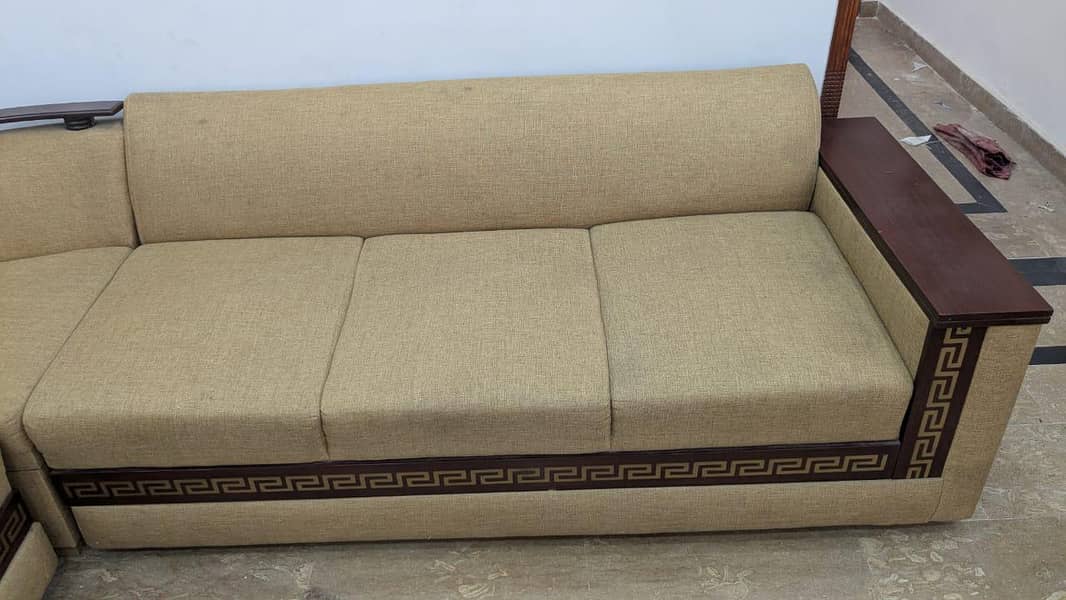 Sofa L Shape New Condition 10/10 With Table 5