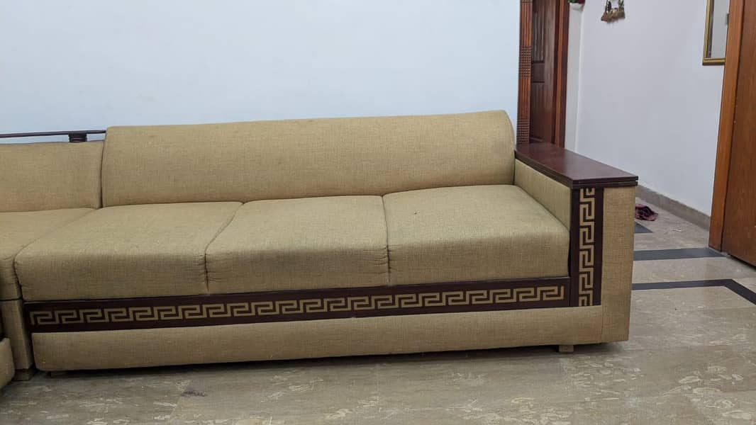 Sofa L Shape New Condition 10/10 With Table 6