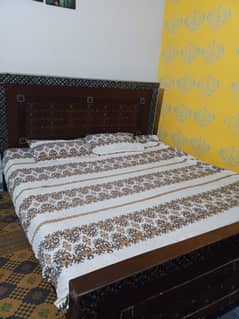 A king sized bed for sale 25000/-