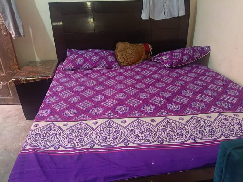 Bed With completel set (Dressing table with side 2 tables) . 0