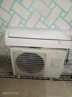 Urgently selling Changhong Ruba Inverter 1.5 Ton AC