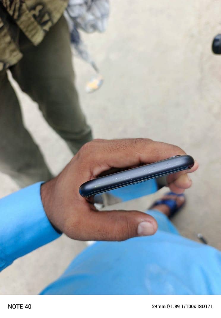 iPhone 11 non PTA Jv 10/10 condition 2