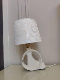 Elegant White Table Lamp – Modern Artistic Design (Pair)