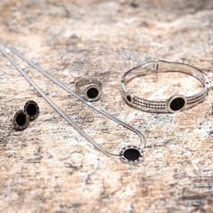 Women  plain Black pendant Set