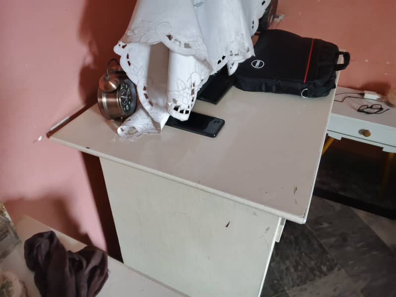 Solid computer table like new in white paint 0