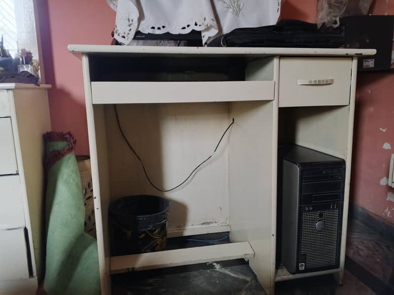 Solid computer table like new in white paint 1