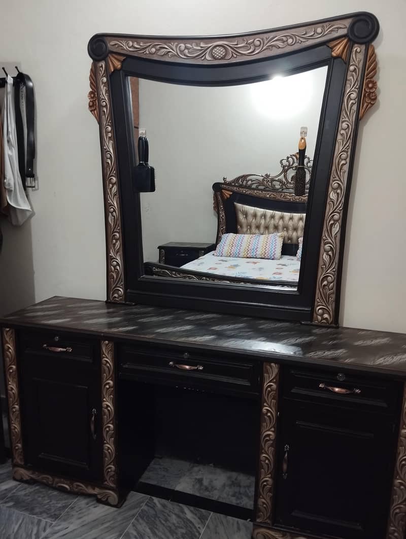 Double bed with 2 side tables and 1 dressing table 2