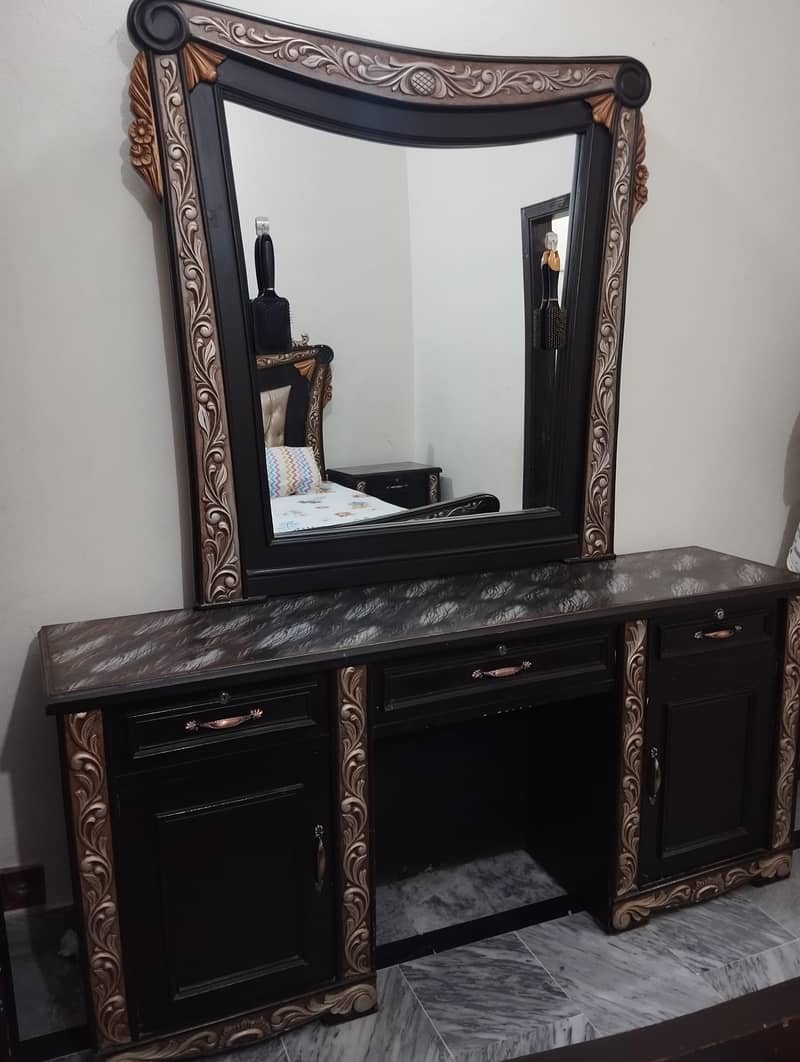 Double bed with 2 side tables and 1 dressing table 3