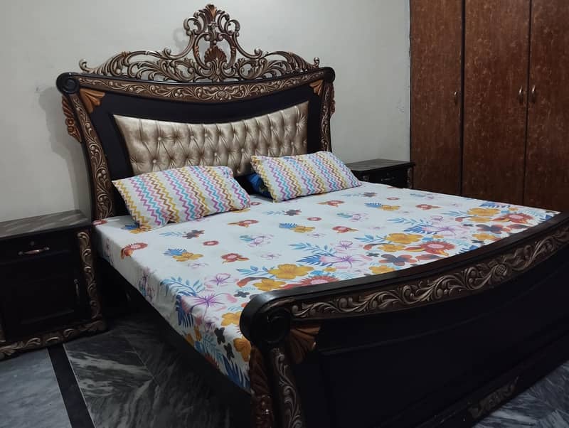 Double bed with 2 side tables and 1 dressing table 4