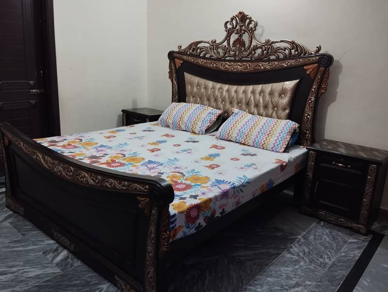 Double bed with 2 side tables and 1 dressing table 6