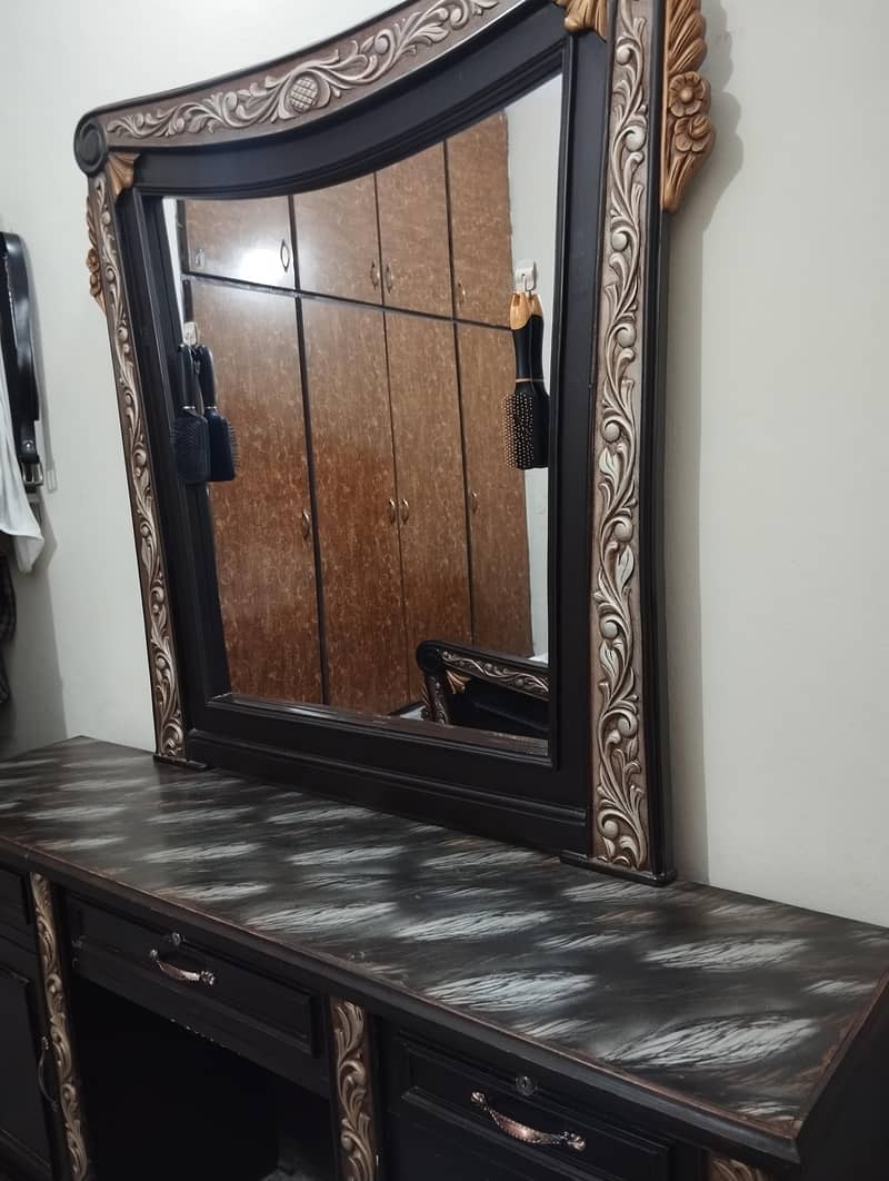 Double bed with 2 side tables and 1 dressing table 7