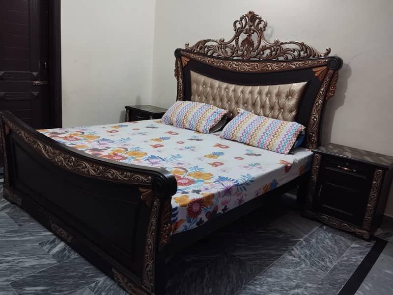 Double bed with 2 side tables and 1 dressing table 8