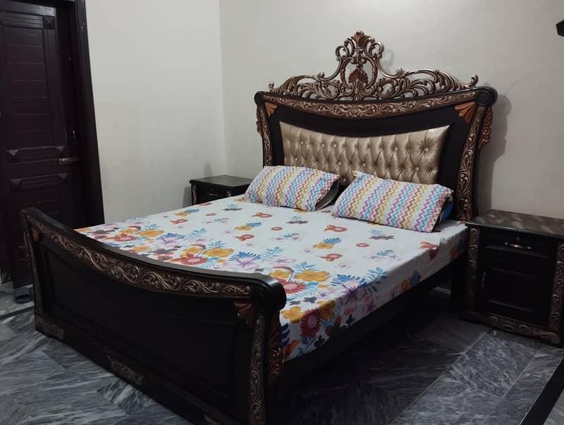 Double bed with 2 side tables and 1 dressing table 9
