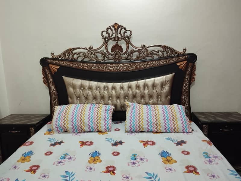Double bed with 2 side tables and 1 dressing table 10
