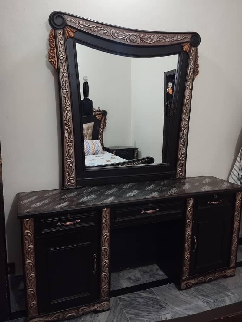 Double bed with 2 side tables and 1 dressing table 11