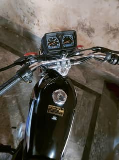 Honda 125 Brand New condition applied 4 1400 chala howa