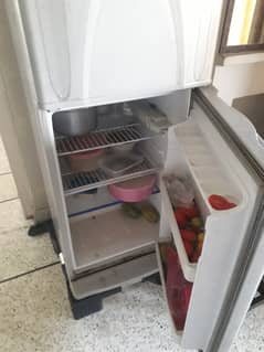 Medium size dawlance fridge in good conditon not repaired for sa