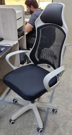 1 Executive Office Chair for Sale in 10/10 Condition