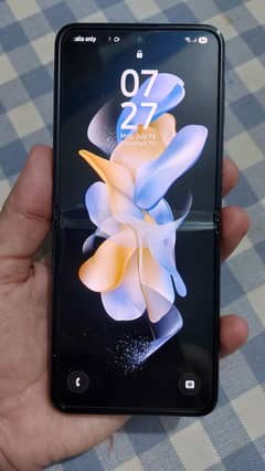 Brand New Condition 8-128GB Samsung Z Flip 4