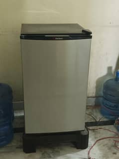 refrigerator acche condition mein bilkul saf hy serf 1sal use huwa hy